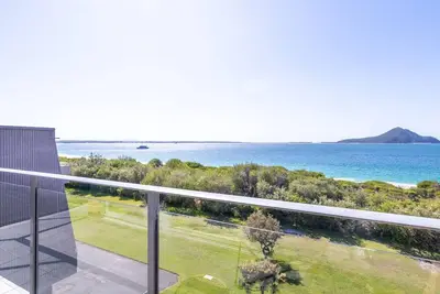 Image de 11 'Luskin Lodge' 29 Weatherly Close - une vue imprenable sur l'eau