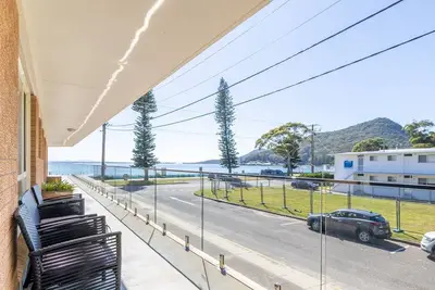Image de 1 'Shoal Towers', 11 Shoal Bay Road - unité fantastique en face de la plage