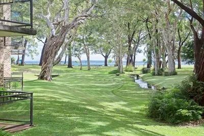 Image de 23 'Bay Parklands', 2 Gowrie Avenue - Little Beach, climatisation, piscine et court de tennis