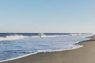 Image de Regardez les vagues et détendez-vous. À quelques pas de la plage! Sunny & Breezy unité au dernier étage.