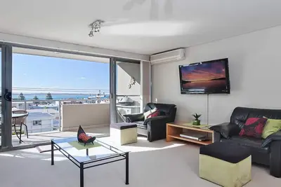 Image de 11 'Bayview Apartment' 42 Stockton Street - en plein dans la Cdb de Nelson Bay avec vue sur l'eau