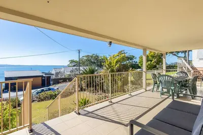 Image de 33 Gloucester St - Grande maison de vacances Ă Nelson Bay avec piscine et vue imprenable sur l'eau