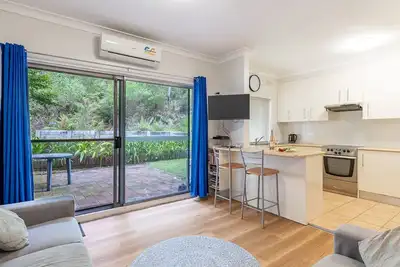 Image de 4 'Adriana', 83 Ronald Avenue - pièce à vivre avec cour arrière