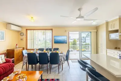 Image de 3 Tomaree Street - jolie maison de 4 chambres à coucher climatisée au coeur de la ville