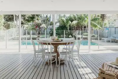 Image de 'La Maison Blanche', 25 Tomaree Road - fantastique maison avec piscine, linge de maison Foxtel & Wii-U
