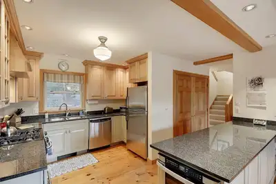 Image de Cozy Hillside Getaway! Proche de la ville, restaurants, magasins