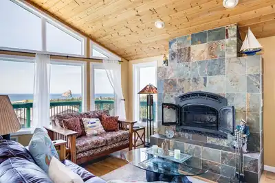 Image de Nouvelle Liste! Maison lumineuse et ouverte sur la colline avec une vue imprenable sur l'océan!