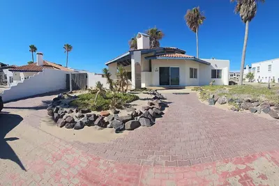 Image de Bungalow sur la plage à quelques pas de la plage et location à la nuitée de 125 $ à 200 $