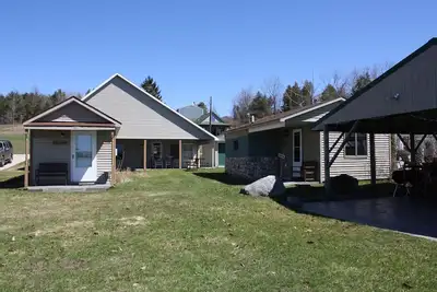 Image de 4 cabines confortables connectées sur le lac Leelanau