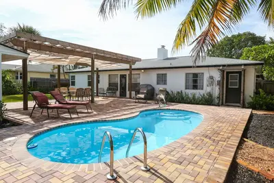 Image de 3/3 maison privée avec piscine, sauna à vapeur et clôturé dans une cour tropicale