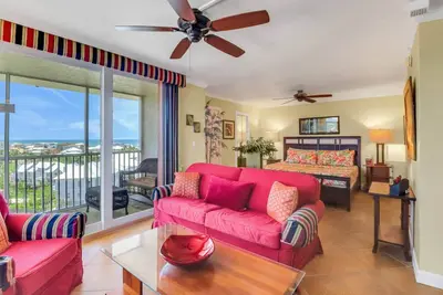 Image de 10e étage, vues panoramiques, magnifique condo studio mis à jour! Étapes de la plage, parking gratuit et WiFi!