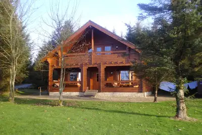 Luxueux chalet de bord de la rivière situé dans un endroit boisé tranquille