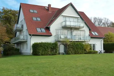 Image de Appartement lumineux et convivial avec des aménagements confortables près de la plage.