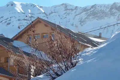 Image de 8\/10 pers au pied des pistes