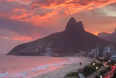 Image de Spectaculaire appartement en bord de plage avec le meilleur emplacement sur la plage d'Ipanema