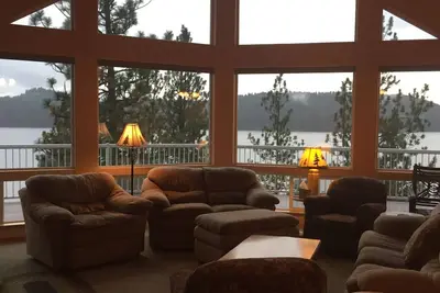 Image de Belle front de mer privée sur le lac Coeur d`Alene. Plage et quai.