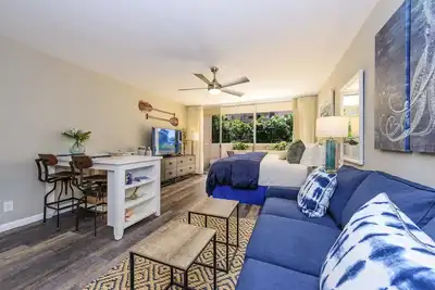 Image de Designer, rénové Ocean Front Resort Studio Oasis!