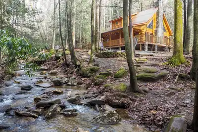 Image de Maison en rondins privée Blue Ridge Mountain Creekside Hideaway avec bain à remous \/ foyer