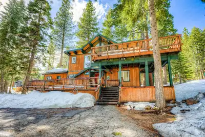 Image de Chalet acceptant les chiens avec bain à remous privé, près du ski et de la plage!