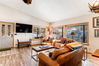 Image de Chalet de montagne w \/ wrap-around pont, foyer au gaz, grill-chiens Ok