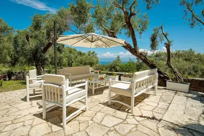 Image de Maison traditionnelle grecque à Paxos avec piscine et vue mer 4 Bdr