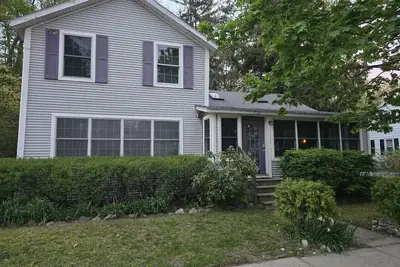 Situé à Saugatuck avec Bar, bain à remous et vue sur le lac