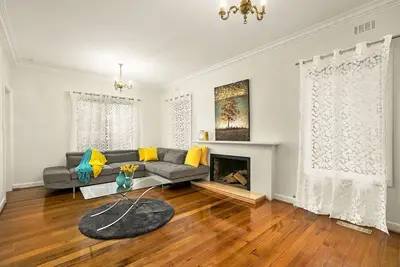 Image de Boutique style 4br, 2 salles de bain maison, Bunglow, piscine sur 780m² de terrain près de la plage de Brighton