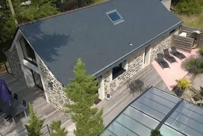 Image de Magnifique Maison D'Architecte En Pierre Piscine Couverte CHAUFFÉE