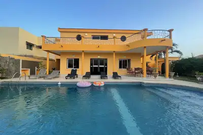 Image de Magnifique villa de 450 m2 avec 5 chambres et piscine privée à 400m de la mer