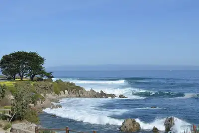 Image de Oceanfront Home avec des vues spectaculaires sur la baie de Monterey.