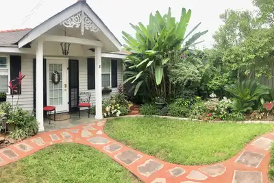 Image de Chalet de jardin tropical privé situé dans une zone tranquille et pratique de Lakeview