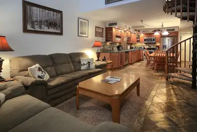 Image de Ski-in \/ Ski-out condo avec 3 chambres, 3 salles de bains. Foyer Ă bois.