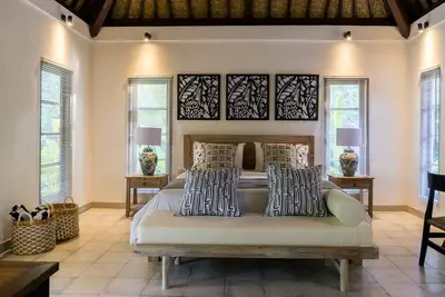 Image de Immergez-vous dans un élégant bungalow 2br avec piscine privée juste à l'extérieur d'Ubud