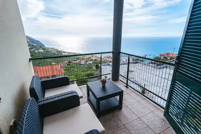 Image de Appartement vue mer avec lits simples et piscine