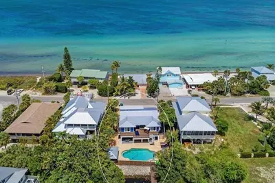 Image de Bord de l'eau Bay -Canal! Tiki Bar 5 Br 2 King Sleeprs, 5 Ba piscine chauffée, 2 cuisine
