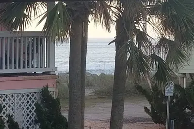 Image de Joli condo propre au 1er étage. En face de la plage. 2 pâtés de maisons de la jetée