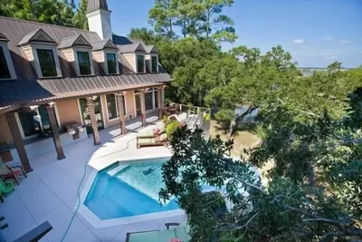 Image de Immobilier de luxe. Retiré Folly Beach Maison avec piscine à débordement!