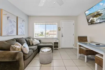 Image de Tropic Breeze Unit 17 Madeira Beach Deuxième Condo étage avec vue sur le Golfe