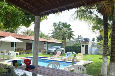 Image de Maison de plage avec espace de loisirs et plage déserte avec piscines naturelles