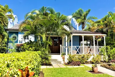 Image de Villa de luxe au bord de la piscine près de la plage. Intérieur contemporain. Deux chambres en suite.