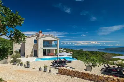 Image de Appartement luxueux avec une vue fantastique sur la mer et cheminée