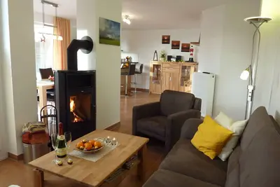 Image de appartement penthouse fantastique avec sauna, jacuzzi, cheminée, chaise de plage, plage