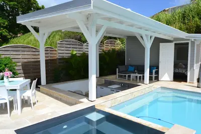 Image de Bungalow avec piscine et jacuzzi
