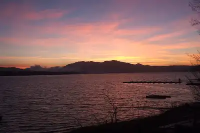 Image de Escapade au bord du lac avec quai. Pistes de ski en vue depuis le spa au coucher du soleil.