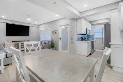 Image de Gorgeous Bonita Beach Condo, Tout Neuf! Rez-de-chaussée, 1 minute �� pied de la plage, Wi-Fi gratuit et parking