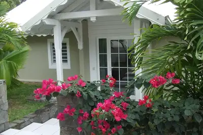Image de Villa de charme confortable et bien équipée terrasse donnant sur jardin tropical