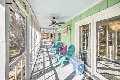 Image de Nouveau! Oak Island Home w / Yard - 10 min à pied de la plage