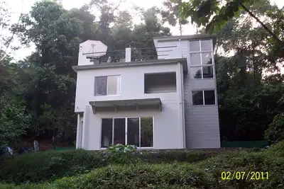 Image de jungle privée maison vue partielle sur l'océan