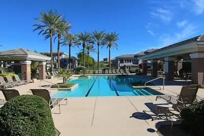 Image de Belle maison de ville de 3 chambres avec piscine et à proximité du golf, des commerces et du spa