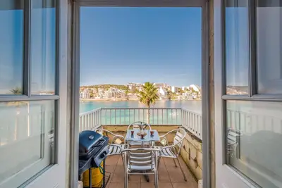 Image de Bh1-Seafront 2 Bedroom apt. avec terrasse Ă St Paul`s Bay. Stationnement facile \/ bus.